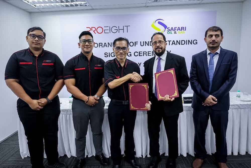 Dari kiri, Akmal Farhan, Mohamed Effei, Ir. Azhar, Ali A Al-Azman dan Faheem Ullah selepas Majlis Menandatangani Memorandum antara Proeight dan Safari Oil & Gas di pejabat Proeight Manufacturing & Refurbishment Centre pada Selasa.