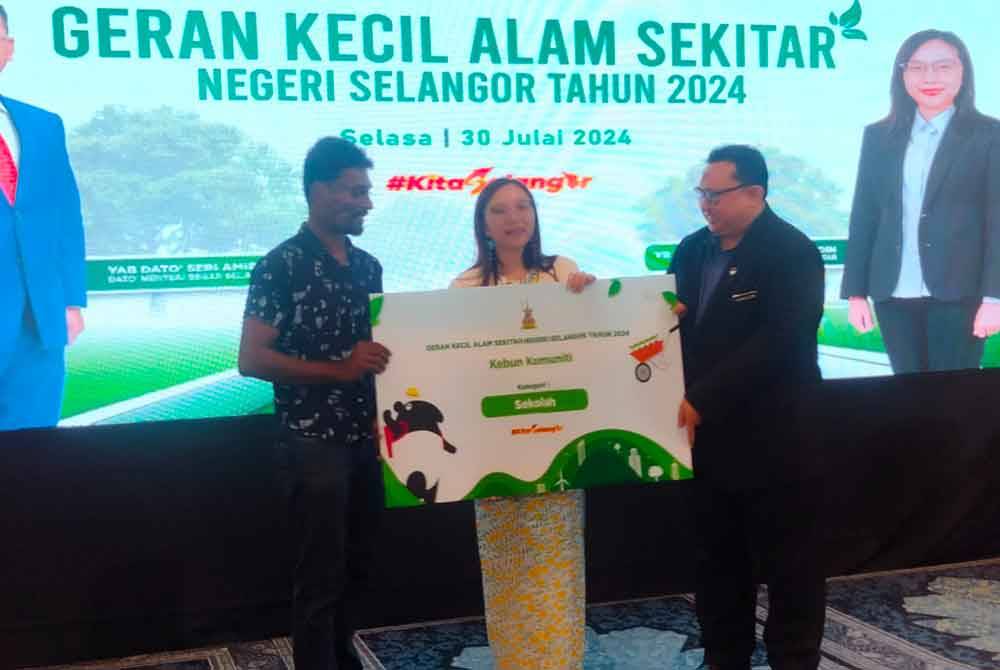 Jamaliah (tengah) ketika menyerahkan geran kecil alam sekitar kebun komuniti kategori sekolah pada Majlis Penyerahan Geran Kecil Alam Sekitar Negeri Selangor 2024 di Bangunan Sultan Salahuddin Abdul Aziz Shah pada Selasa.