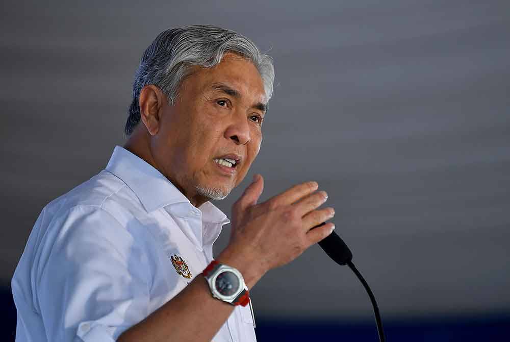 Ahmad Zahid berucap pada Majlis Pelancaran Pelan Pembangunan Pusat Pertumbuhan Desa Sungai Asap di Kesedar Sungai Asap pada Selasa. Foto Bernama