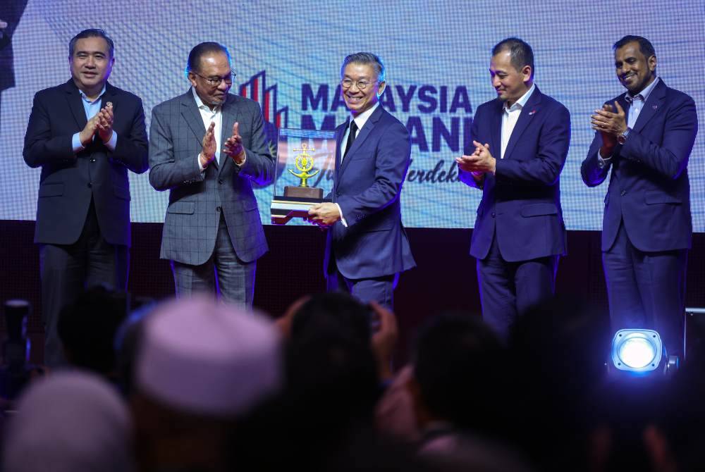 Anwar (dua dari kiri) menyampaikan Anugerah Ikon Maritim Negara kepada Datuk Yee Yang Chien (tengah) pada majlis perasmian Minggu Maritim Malaysia 2024 di sini hari ini. - Foto: Bernama