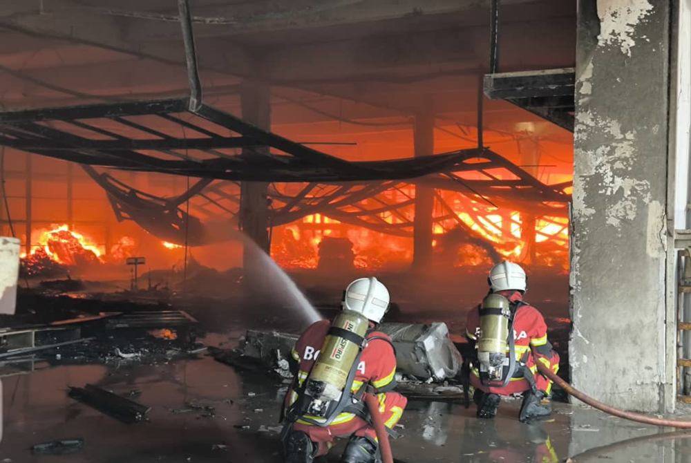 Anggota bomba sedang memadamkan kebakaran dua buah kedai kelas A bangunan dua tingkat di Kampung Telok Gadong, Klang pada Selasa. Gambar hiasan