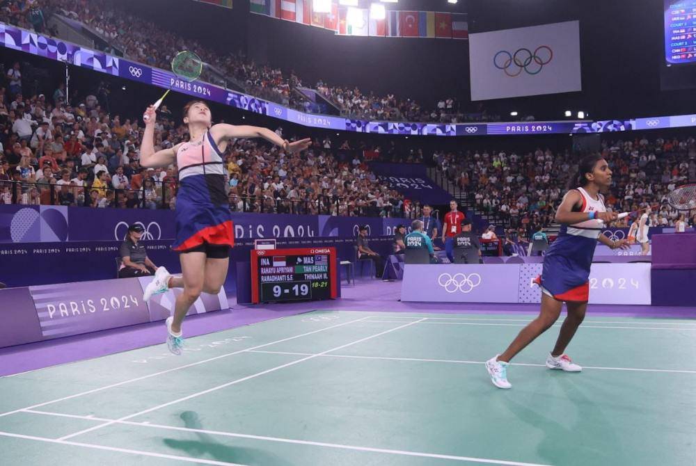 Aksi Pearly-Thinaah ketika menentang pasangan nombor sembilan dunia Apriyani Rahayu-Siti Fadia Silva Ramadhanti pada Selasa. Foto Olympic Council of Malaysia