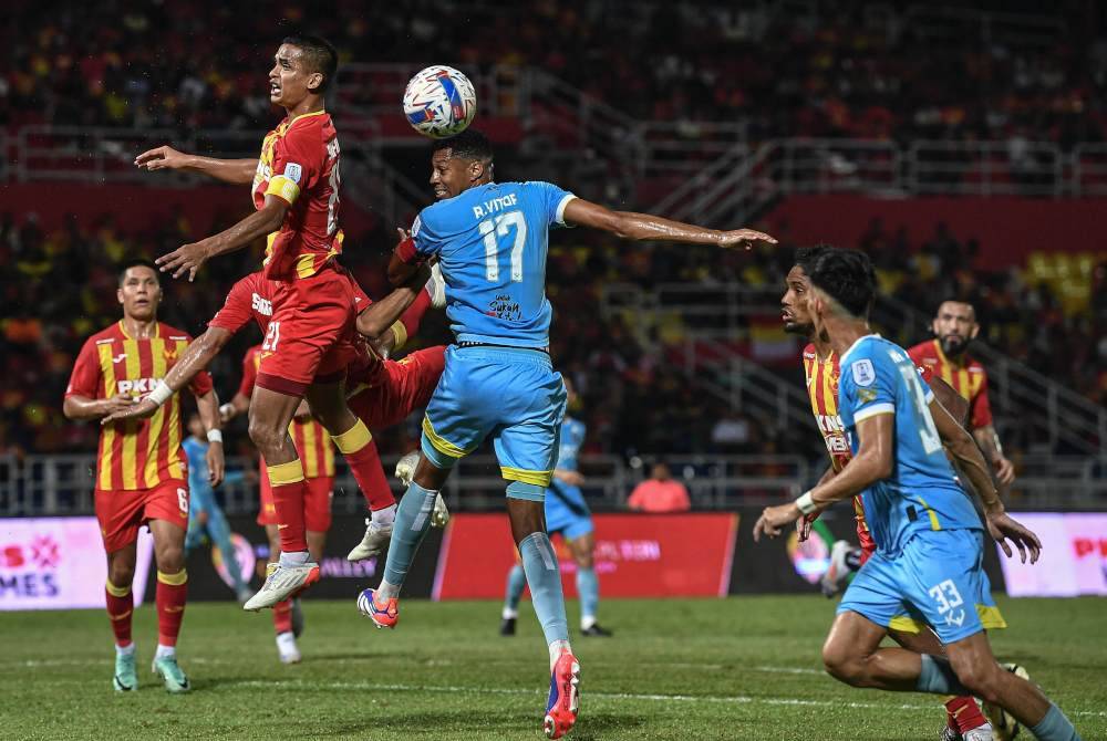 Kapten Selangor, Safuwan Baharudin (dua dari kiri) dijangka menjadi taruhan Nidzam ketika berdepan Pahang di Stadium Temerloh pada Rabu.