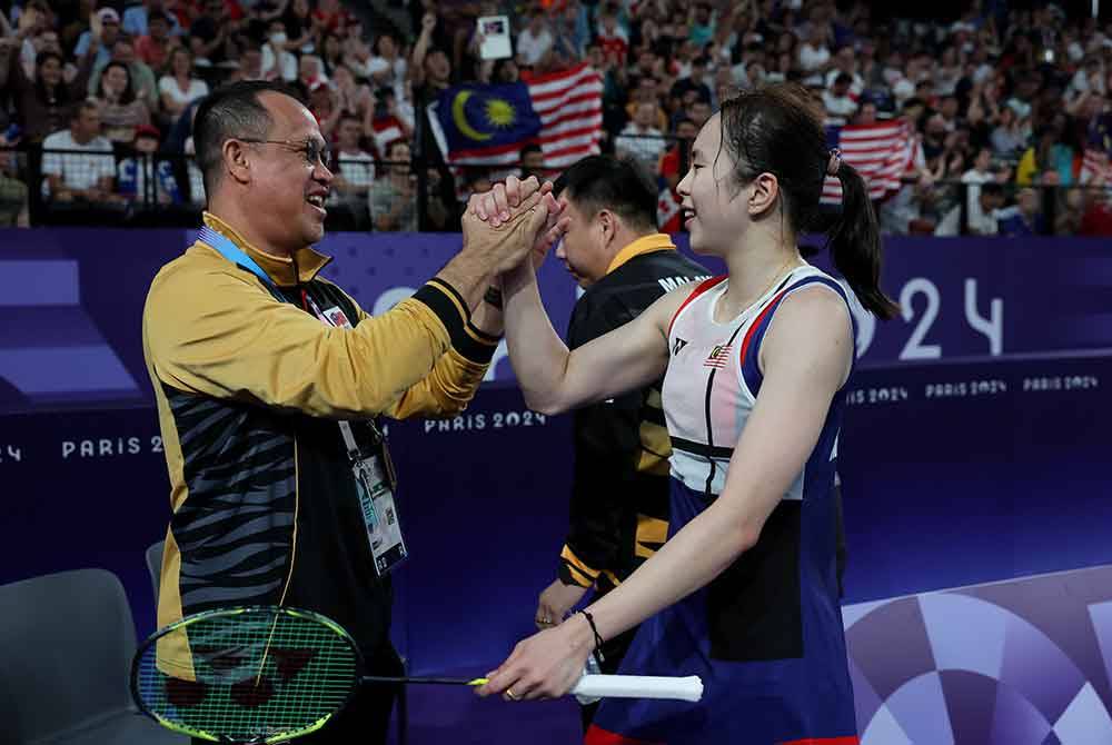 Pengarah Kejurulatihan Akademi Badminton Malaysia (ABM), Rexy Mainaky meraikan kemenangan beregu wanita badminton negara, Pearly Tan dan Thinaah Muralitharan selepas menewaskan beregu wanita Indonesia, Rahayu Apriyani dan Ramadhanti Siti Fadia Silvia dalam badminton Sukan Olimpik Paris 2024, di Arena Porte De La Chapelle pada Selasa. - Foto Bernama