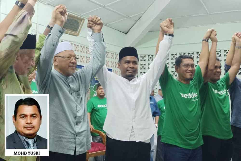 Bekas Timbalan Ketua Pemuda Pas Gua Musang, Mohd Rizwadi Ismail (tengah) dipilih sebagai calon PN di PRK Nenggiri.