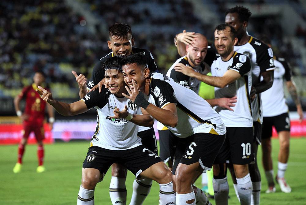 Akhyar Rashid (kanan) bersama rakan sepasukannya meraikan kejayaan selepas menjaringkan gol semasa menentang pasukan Negeri Sembilan FC pada saingan Liga Super di Stadium Sultan Mizan Zainal Abidin, Gong Badak malam ini. Foto Bernama