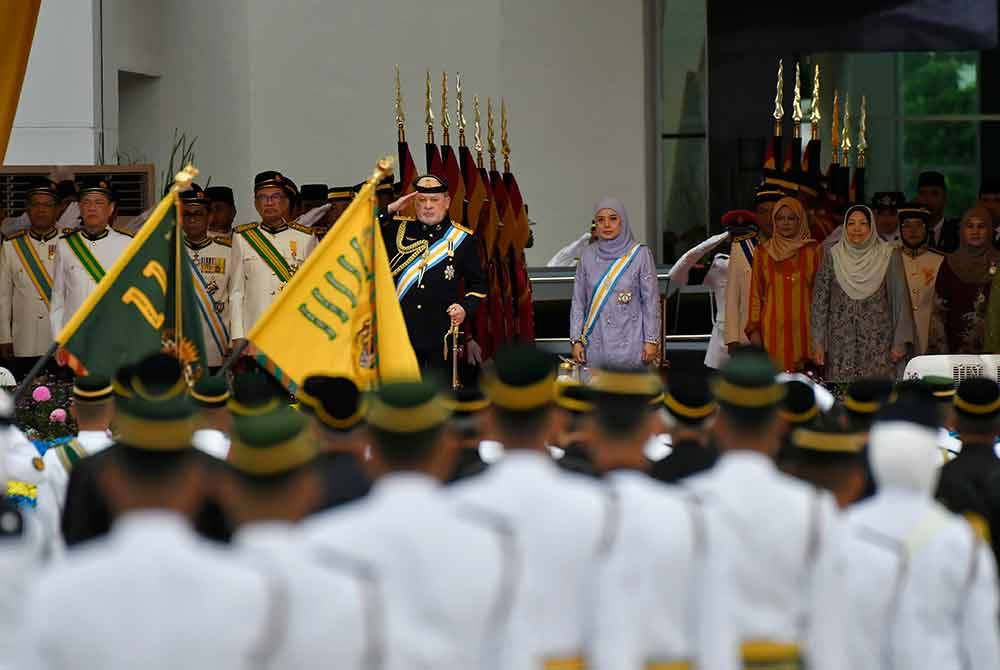 Sultan Ibrahim dan Raja Zarith Sofiah berkenan berangkat ke Istiadat Perbarisan sempena Sambutan Hari Pahlawan 2024 di Dataran Pahlawan Negara. Foto Bernama