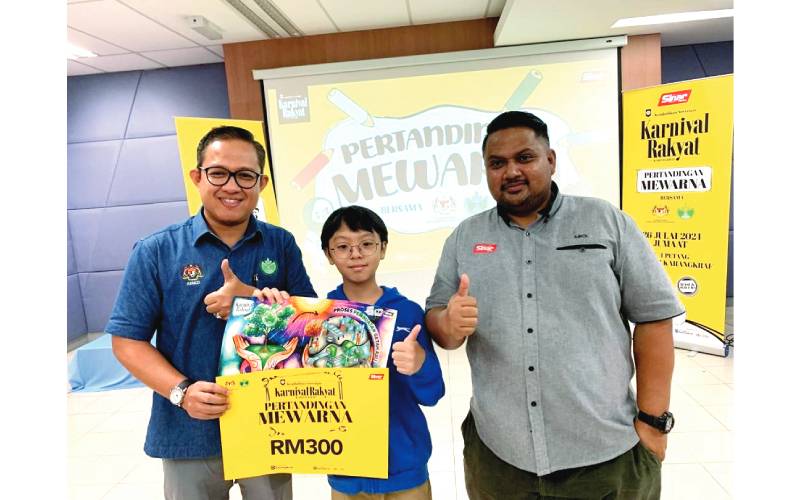 Pengarah Bahagian Pentadbiran RISDA, Asmizi Alias bersama pemenang Pertandingan Mewarna, Lee Cheng You dan Ketua Jabatan Iklan Sinar Harian, Airol Fadley Limin.