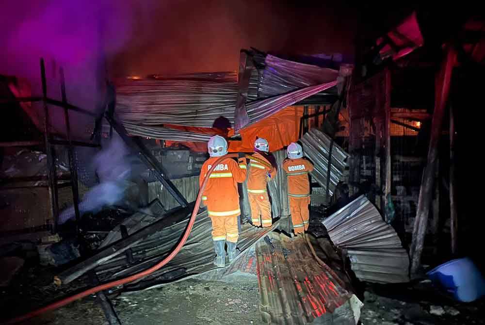 Pasukan bomba berusaha memadamkan kebakaran melibatkan reban ayam di sebuah pusat ternakan ayam Jalan Kelatuan Batu 1 Gadong, Papar.