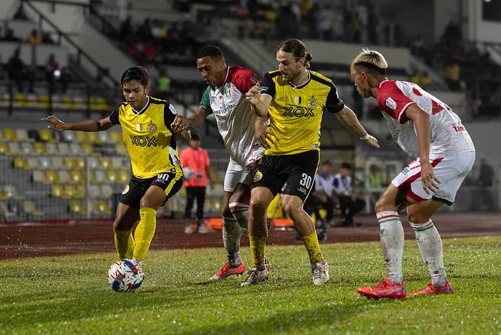 Pemain pasukan Perak FC, Muhammad Aiman Khairul (kiri) mengawal bola ketika bertemu pasukan Kuching City FC pada saingan Liga Super Malaysia 2024/2025 di Stadium Perak. Foto Bernama