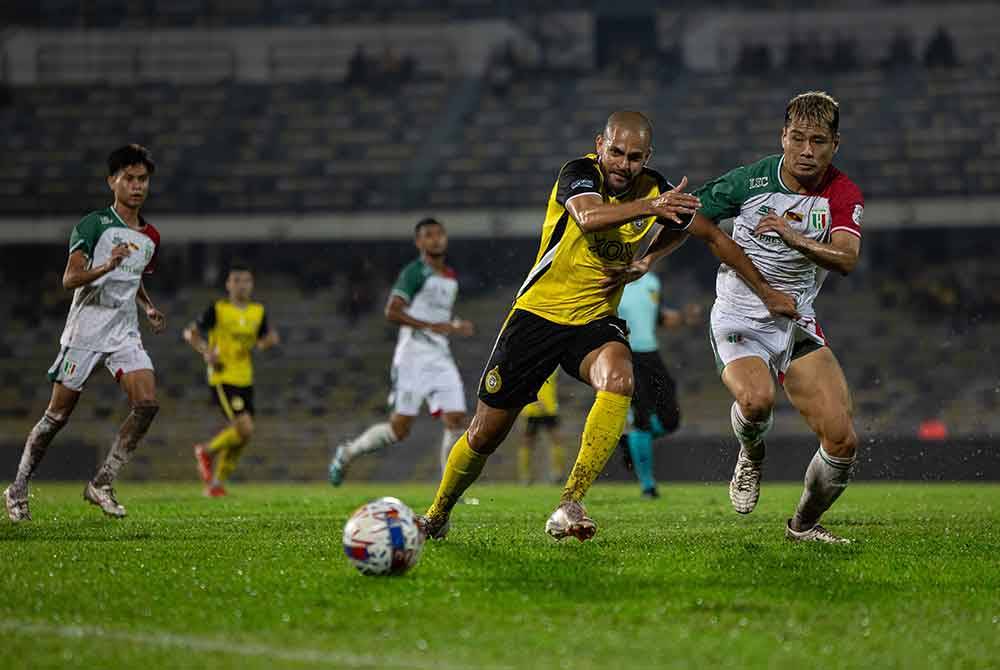 Pemain pasukan Perak FC, Clayton Da Silveira (dua dari kanan) mengejar bola ketika bertemu pasukan Kuching City FC pada saingan Liga Super Malaysia 2024/2025 di Stadium Perak. Foto Bernama