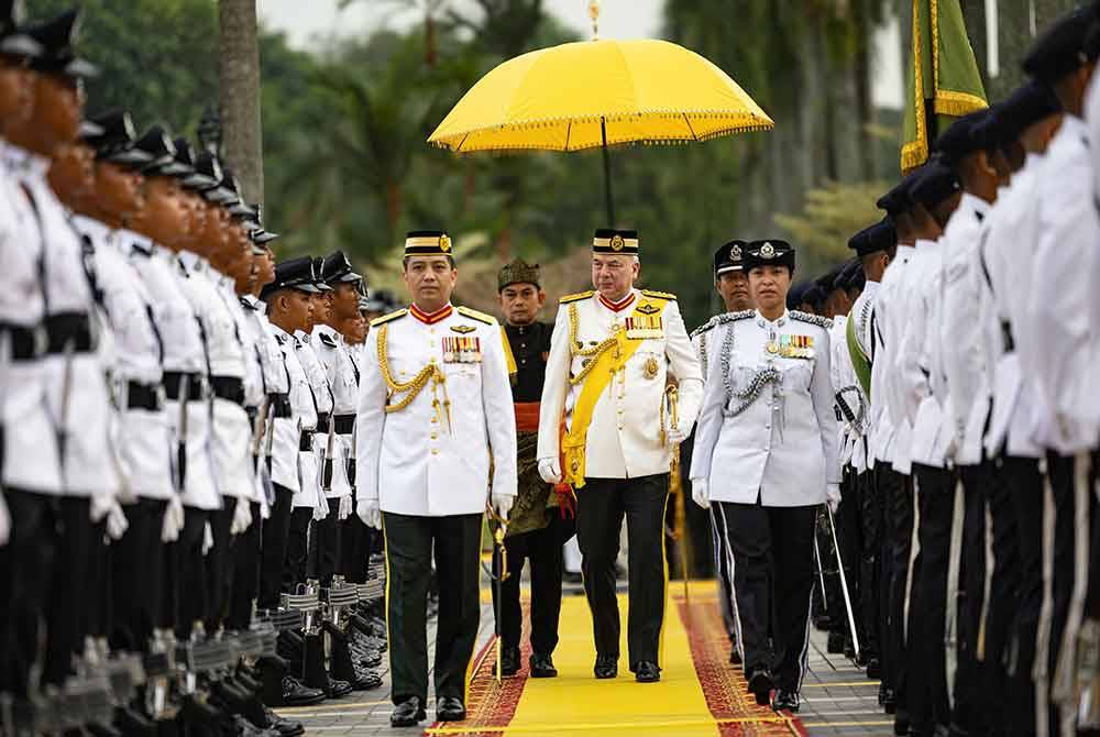 Sultan Nazrin berkenan memeriksa perbarisan kawalan kehormat pada Sambutan Hari Pahlawan 2024 Negeri Perak Darul Ridzuan di Bangunan Perak Darul Ridzuan. Foto Bernama