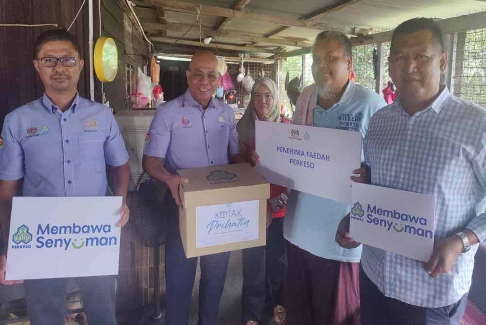 Ismail (dua dari kiri) dan Shuhaimi (dua dari kanan) pada Program Penyampaian Kotak Prihatin Skuad Prihatin PERKESO Tanjong Karang di Kampung Baru Nelayan, Sungai Besar di sini, pada Rabu.