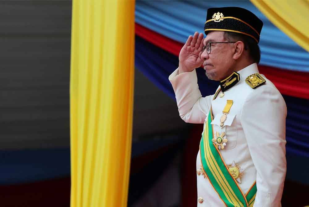 Anwar menerima Tabik Hormat Perdana pada Istiadat Perbarisan sempena Sambutan Hari Pahlawan Tahun 2024 di Dataran Pahlawan Negara. Foto Bernama