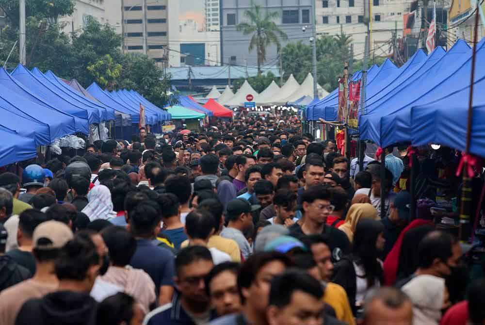 Jumlah penduduk Malaysia pada 2024 dianggarkan 34.1 juta berbanding 33.4 juta pada 2023. Gambar hiasan. 