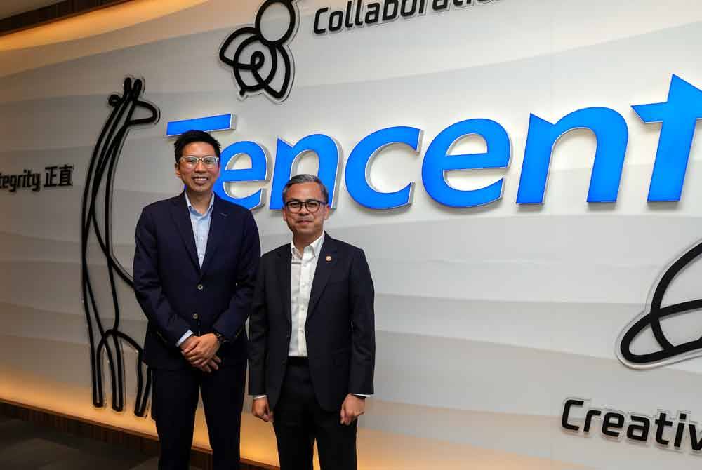 Fahmi (kanan) bergambar bersama Ketua Hal Ehwal Awam dan Dasar Global, Asia Tenggara Tencent, Yee Ler Lau (kiri) selepas hadir sesi lawatan ke Pejabat Tencent dalam rangka lawatan kerja tiga hari di Singapura pada Rabu. Foto Bernama