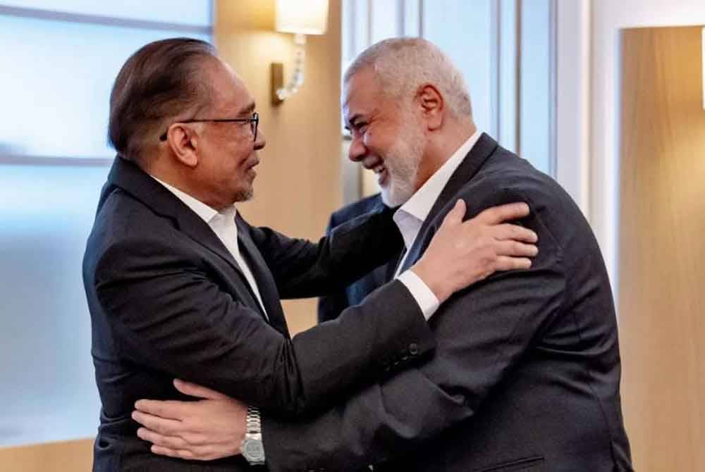 Perdana Menteri, Datuk Seri Anwar Ibrahim bersama pemimpin politik tertinggi Hamas Ismail Haniyeh, di Doha pada 14 Mei lalu. Hamas maklumkan pemimpin mereka Ismail Haniyeh terbunuh susulan serangan Israel sasarkan kediamannya di Tehran. - Foto fail Bernama