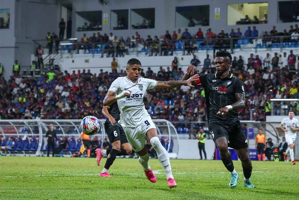 Pemain JDT Bergson Gustavo Silveira Da Silva (kiri) diasak Pemain PDRM FC Faith Friday Obilor (kanan) pada perlawanan Liga Super 2024-2025 di Stadium Majlis Perbandaran Selayang malam tadi. Foto Bernama