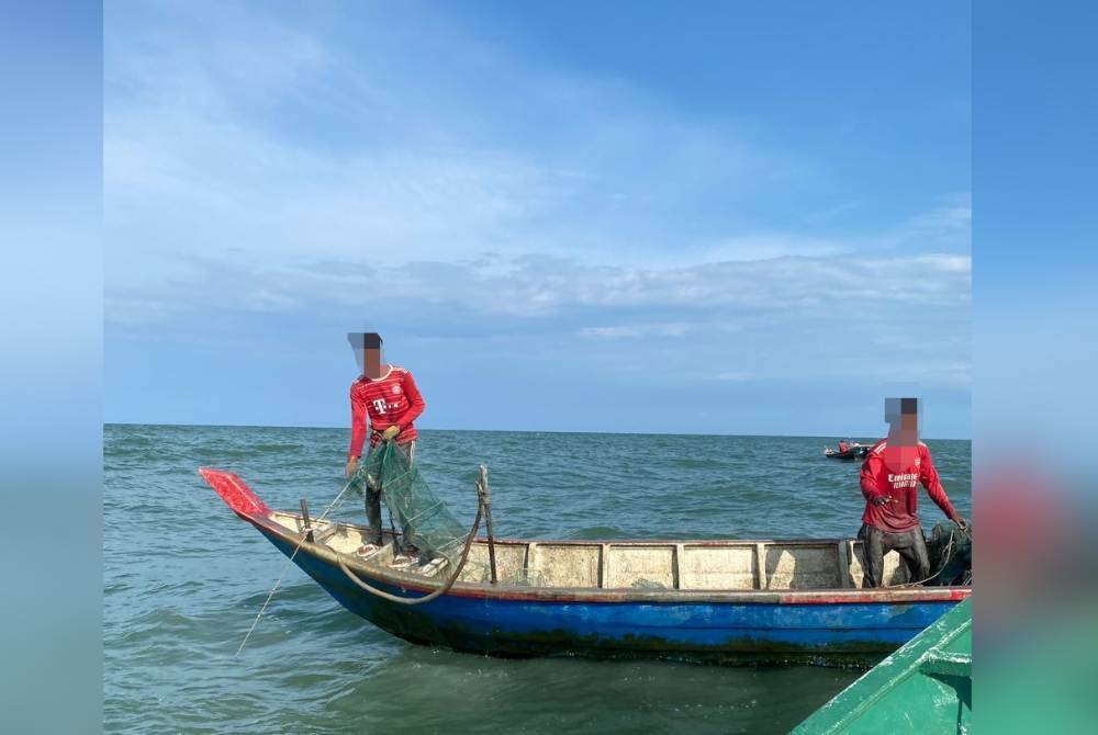 Antara warga Myanmar yang ditahan ketika sedang leka menggunakan bubu naga di perairan Sungai Besar, Sabak Bernam pada Rabu.