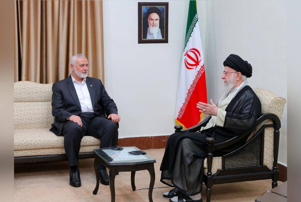 Gambar daripada pejabat Pemimpin Tertinggi Iran, Ayatollah Ali Khamenei menunjukkan beliau (kanan) bertemu dengan Ismail Haniyeh di Tehran pada 30 Julai lepas. Foto AFP