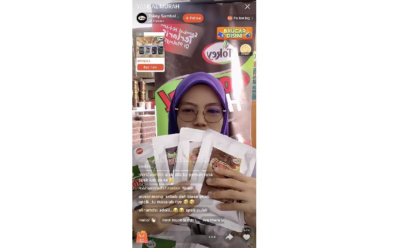 Hos Shopee Live Tokey Sambal Hitam berinteraksi dengan pembeli sambil mempamerkan keistimewaan Pahang.