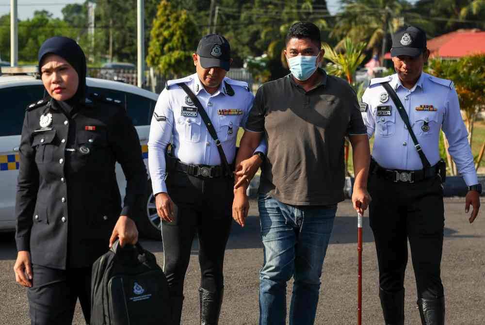 Zamry (dua, kanan) mengaku tidak bersalah di Mahkamah Majistret Rompin atas pertuduhan memandu secara melulu sehingga mengakibatkan kematian di KM126 Jalan Kuantan-Segamat pada 9 Jun lepas. Foto Bernama