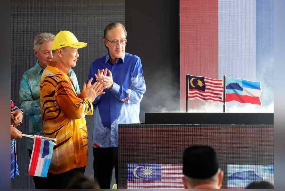 Hajiji (kiri) melancarkan Bulan Kebangsaan, Hari Sabah dan Kempen Kibar Bendera 2024 peringkat negeri di pekarangan Bangunan Dewan Bandaraya Kota Kinabalu pada Khamis. Foto Bernama