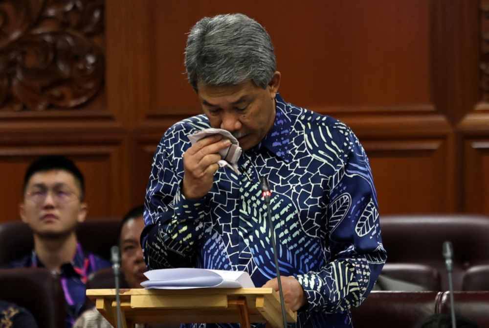 Mohamad tidak dapat menahan kesedihan ketika menyampaikan ucapan berhubung insiden pembunuhan Haniyeh pada Persidangan Dewan Negara di Bangunan Parlimen. Foto Bernama