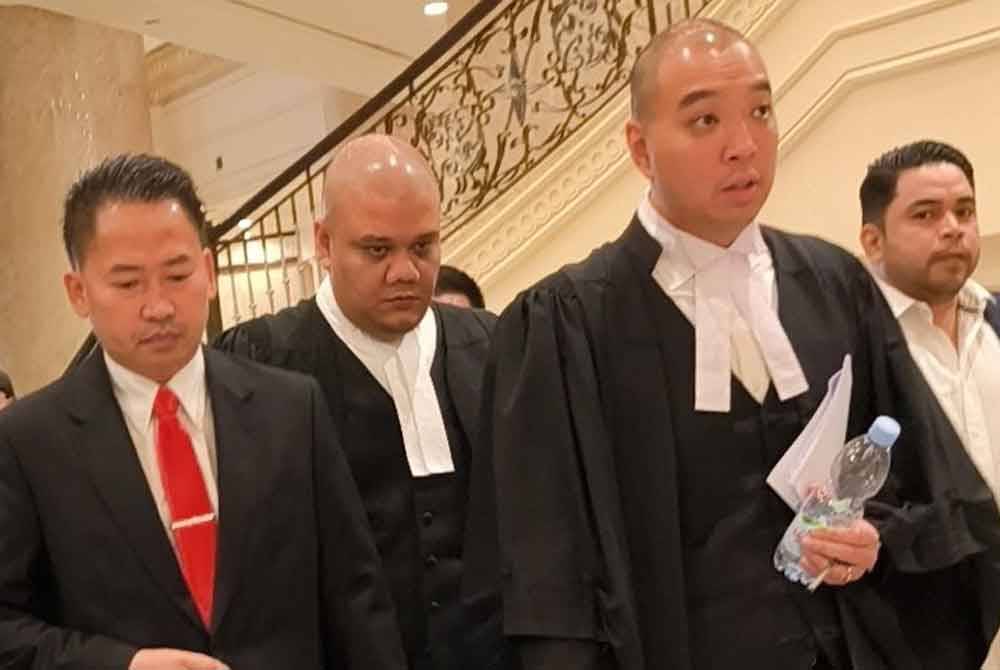 Peter Anthony (kiri) hadir ke Mahkamah Rayuan Putrajaya bagi prosiding rayuan kesnya, pada Khamis.