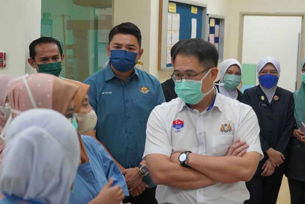 Tian Soon (kanan) ketika melawat Sharifah Azizah di Unit Rawatan Rapi (ICU), Hospital Enche&#039; Besar Hajjah Khalsom, Kluang.