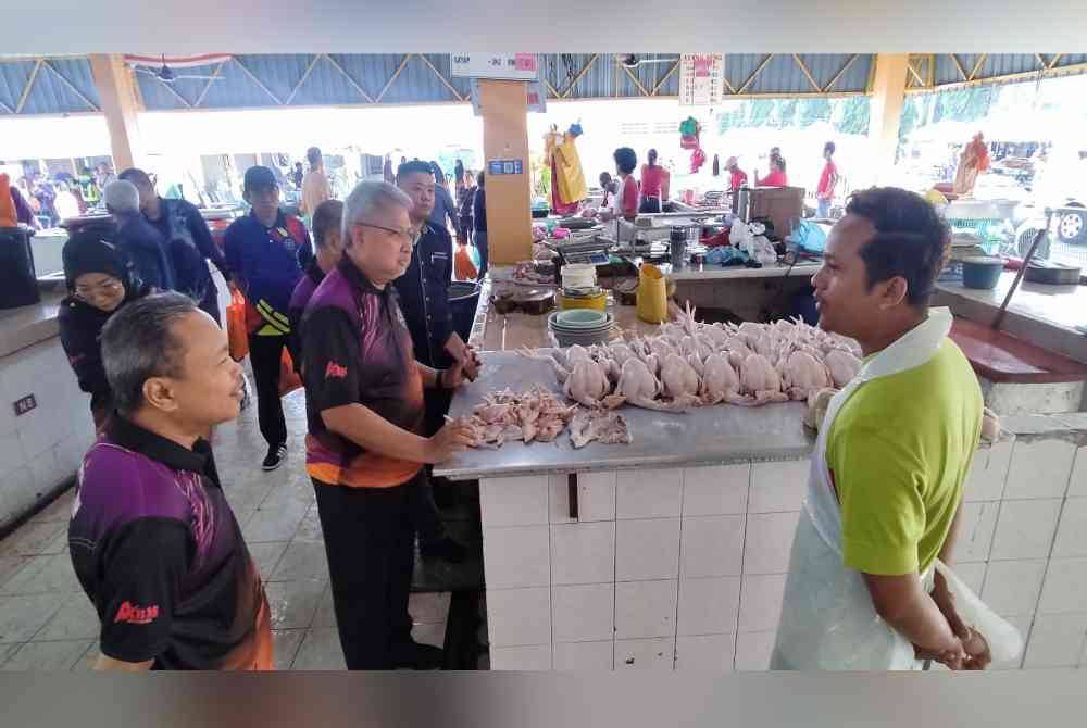 Mohd Yusri (dua kanan) turun memantau fasiliti Pasar Awam Simpang Kuala, Alor Setar pada Khamis.