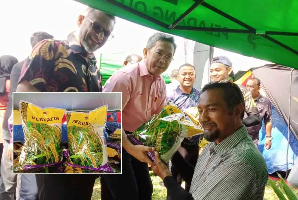 Jalaluddin (tengah) ketika menyerahkan jualan Beras Perpatih kepada pembeli yang hadir pada Negeri Sembilan Fest 2024 di Dataran Nilai.