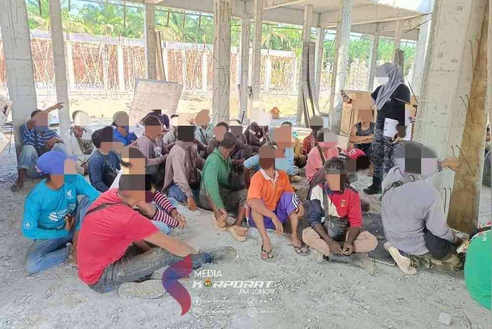 Warga asing yang ditahan selepas sebuah tapak pembinaan di Sri Gading, Batu Pahat diserbu Imigresen pada petang Selasa. Foto Jabatan Imigresen Malaysia