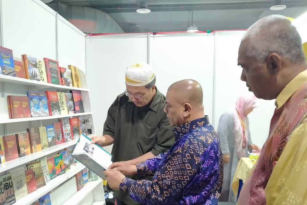 Saarani (tengah) melawat reruai selepas menyempurnakan perasmian Bazar Buku Perak di ICC pada Khamis.