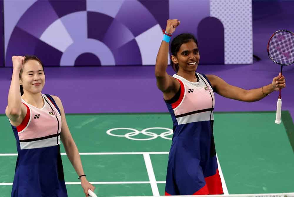 Beregu wanita badminton negara, Pearly Tan dan M. Thinaah ketika beraksi menentang beregu wanita Korea Selatan, Kim So Yeong dan Kong Hee Yeng dalam acara badminton Sukan Olimpik Paris 2024, di Arena Porte De La Chapelle pada Khamis. Foto Bernama