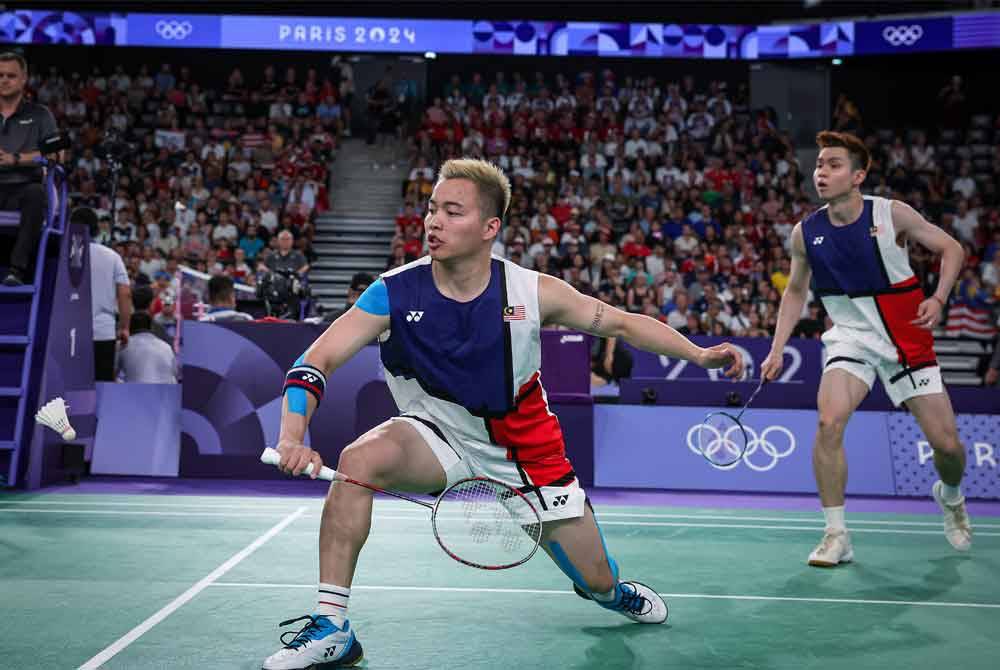 Beregu lelaki badminton negara Aaron Chia dan Soh Wooi Yik ketika beraksi menentang beregu lelaki India Satwiksairaj Rankireddy dan Chirag Shetty dalam acara badminton Sukan Olimpik Paris 2024 di Arena Porte De La Chapelle pada Khamis. Foto Bernama