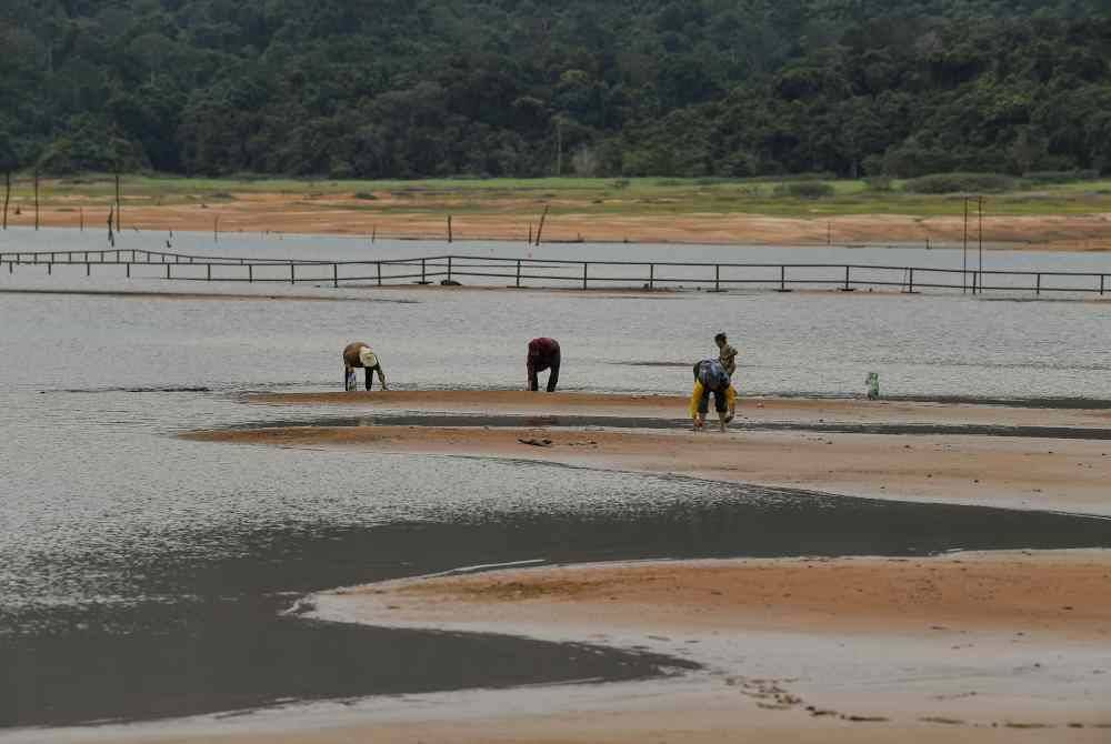 Paras air di Empangan Pedu yang menyusut dengan drastik sejak beberapa bulan lalu. Foto Bernama