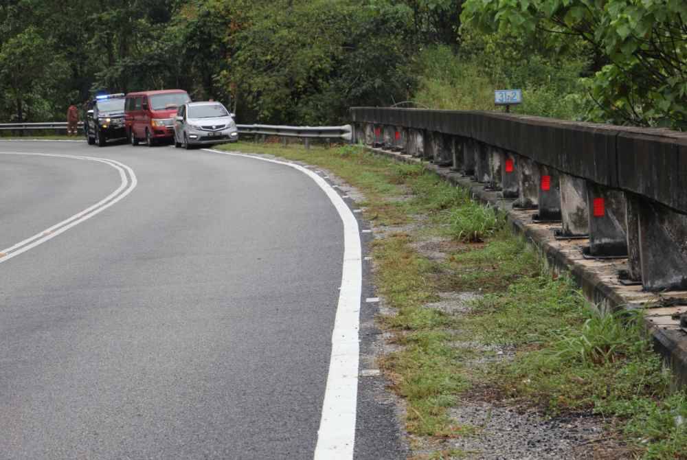 Lokasi kejadian seorang lelaki disyaki menolak isterinya ke dalam gaung di Kilometer 31.2 Jalan Raya Timur Barat (JRTB) Gerik-Jeli di sini, Sabtu lalu.