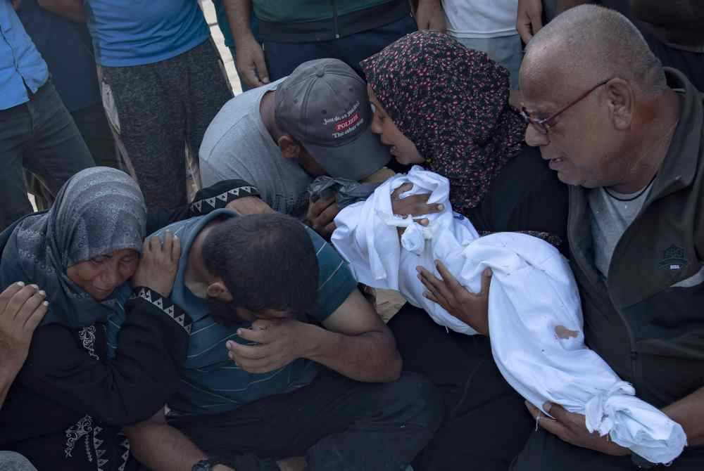 Israel melakukan tiga pembunuhan beramai-ramai terhadap keluarga di Semenanjung Gaza dalam tempoh 24 jam yang lepas, menyebabkan sekurang-kurangnya 35 rakyat Palestin terbunuh dan 551 lagi cedera. Foto EPA