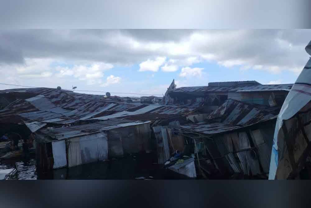 Keadaan rumah setinggan di perkampungan atas air yang roboh dalam kejadian di Kampung Simunul, Semporna.