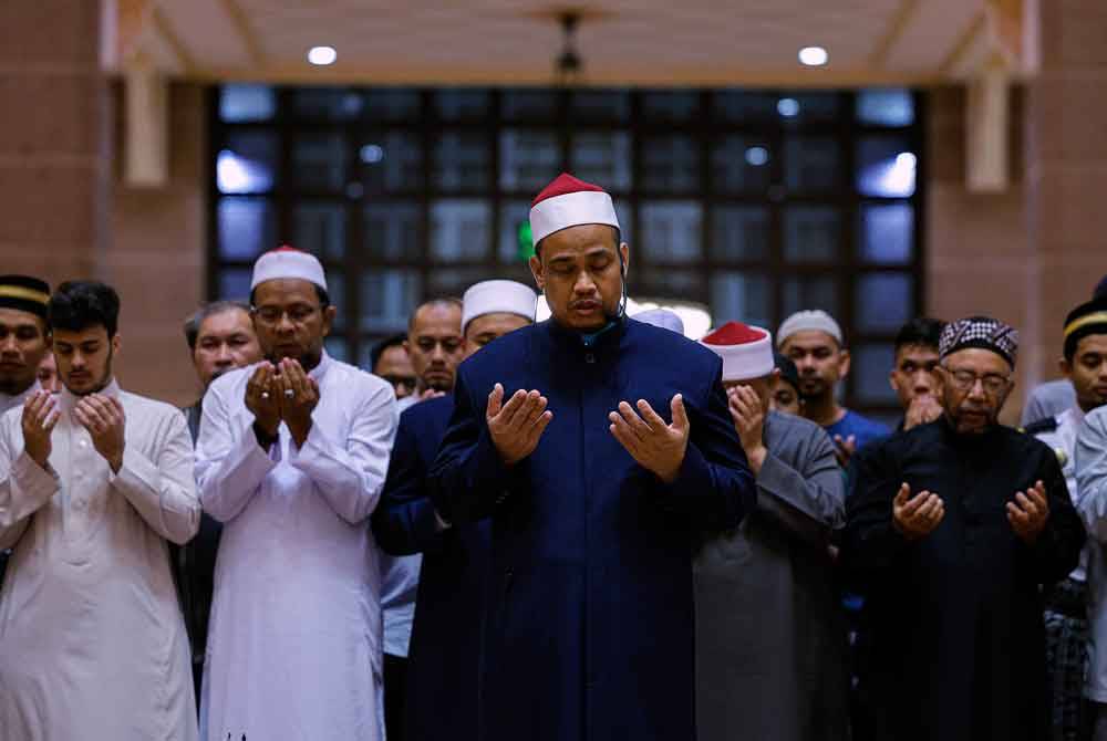 Imam Besar Masjid Putra Dr Muhamad Zakuwa Rodzali mengetuai bacaan doa setelah selesai solat jenazah ghaib bagi Allahyarham Ismail Haniyeh yang terbunuh semalam, di Masjid Putra Putrajaya hari ini. Foto Bernama