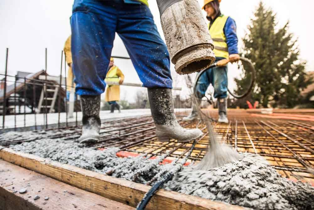 Kenaikan mendadak harga bahan binaan seperti simen dan besi menjadi punca utama harga rumah di negara ini semakin mahal.