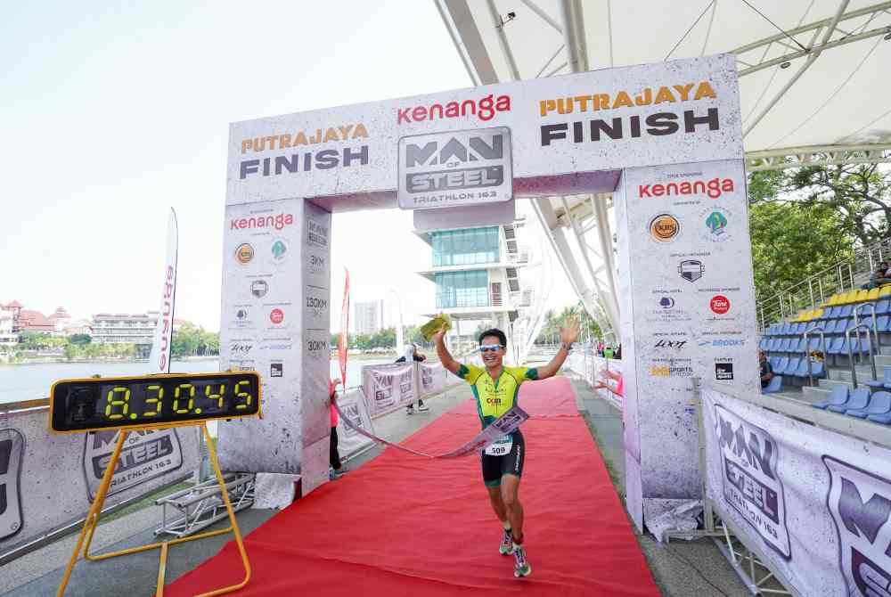 Antara peserta yang beraksi dalam kategori senior Kenanga Man of Steel Triathlon edisi pertama tahun lalu