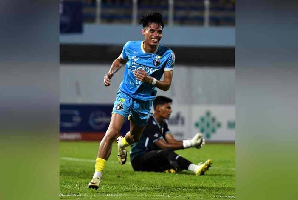 Nik Akif Syahiran menjaring gol kedua semasa Penang melayan kunjungan Kelantan Darul Naim di Stadium Bandaraya.