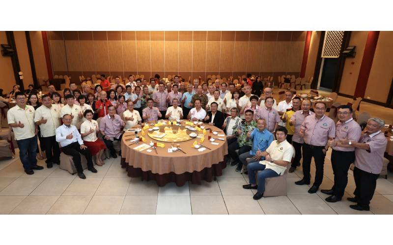 Lim Hock San (duduk, tengah) bersama pemimpin-pemimpin dari 15 persatuan-persatuan Hokkien dari Negeri Sembilan pada Majlis 100 Hari Menjelang Konvensyen Dunia Fujian ke-11, di sebuah restoran di Seremban, semalam.