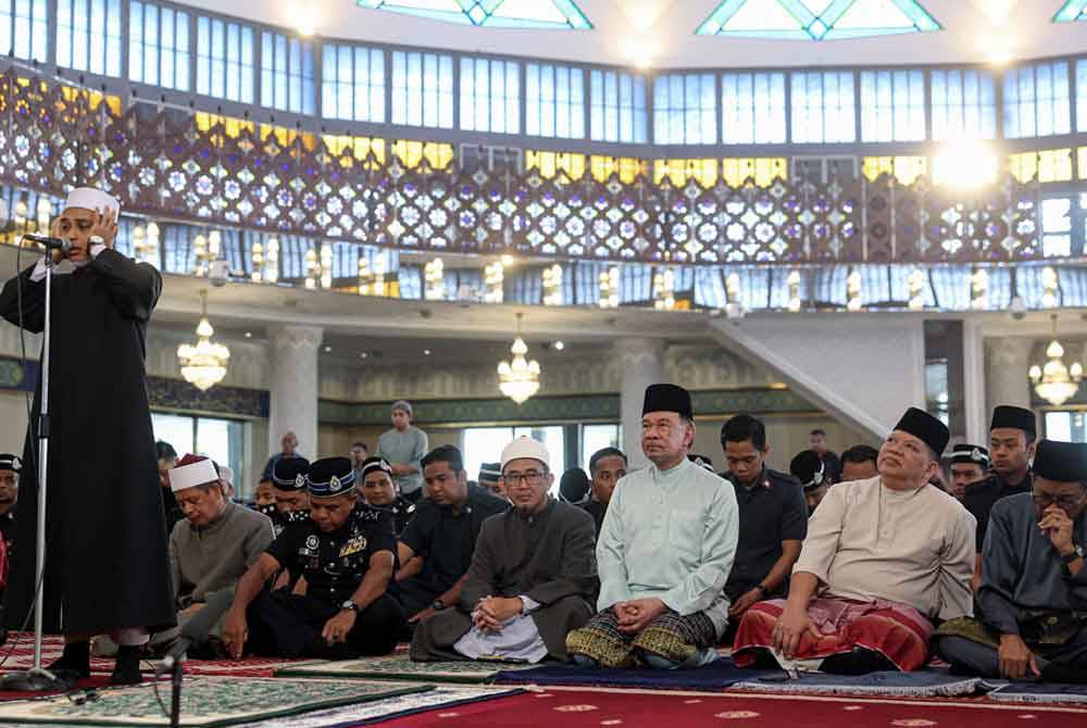 Anwar ketika hadir menunaikan Solat Jumaat di Masjid Negara. Foto Bernama