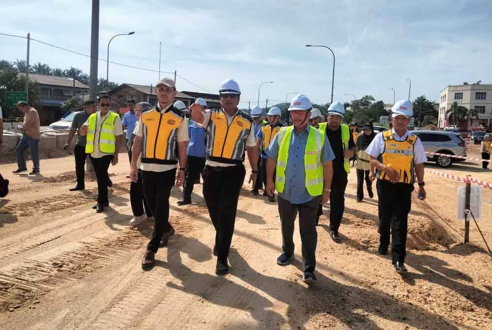 Nanta (dua dari kanan) meninjau projek penggantian Jambatan Sungai Durian di Jalan Persekutuan FT008 pada Jumaat.