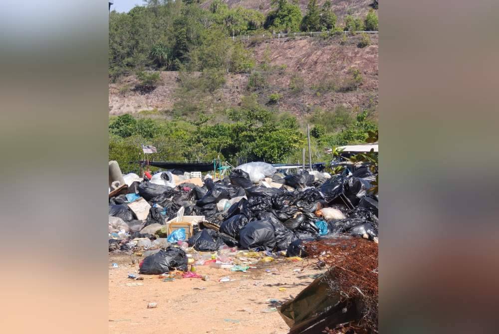 Keadaan sampah sarap yang tidak diuruskan dengan baik mencemarkan pemandangan Pulau Redang.