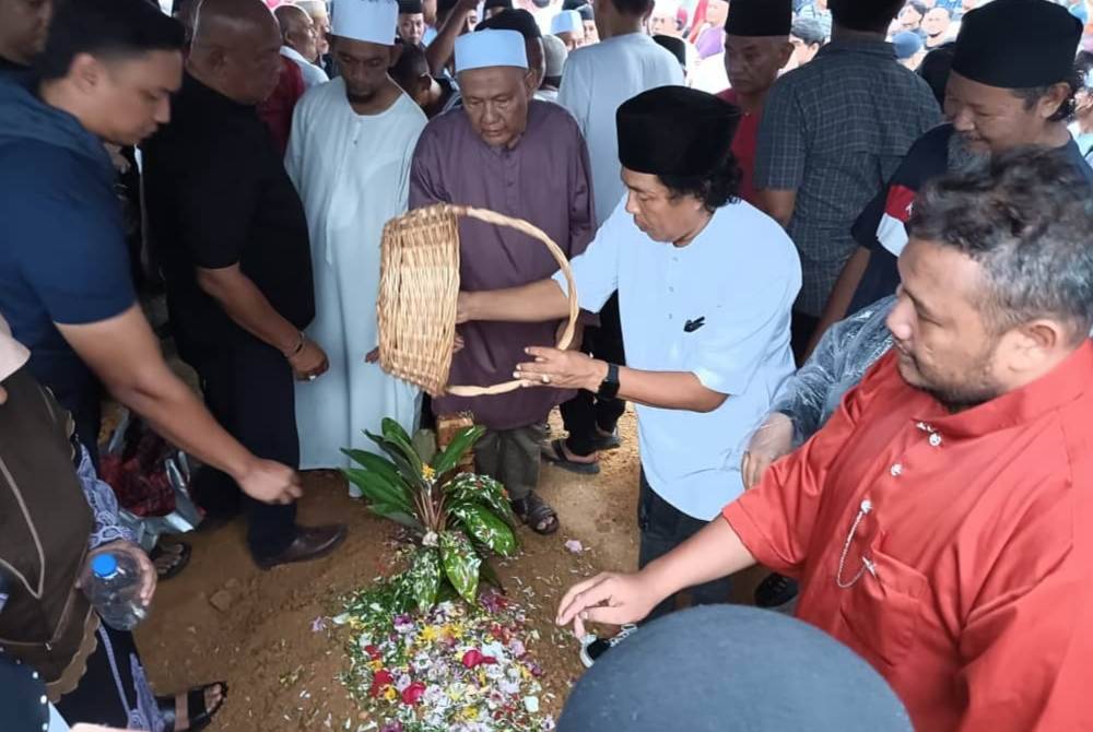 Ahli keluarga, saudara mara dan sahabat yang menghadiri pengebumian jenazah Allahyarham Sharifah Azizah di Tanah Perkuburan Islam Raudahtul Sakinah Kampung Tengah pada Jumaat.