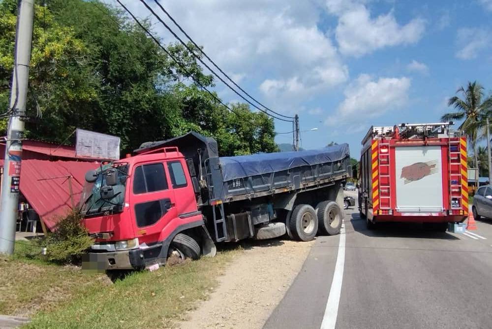 Kemalangan pada jam 11 pagi itu melibatkan sebuah lori jenis Nissan yang datang dari arah Seremban menghala ke Kuala Pilah dan kereta jenis Proton Saga dari arah bertentangan. Foto JBPM Negeri Sembilan